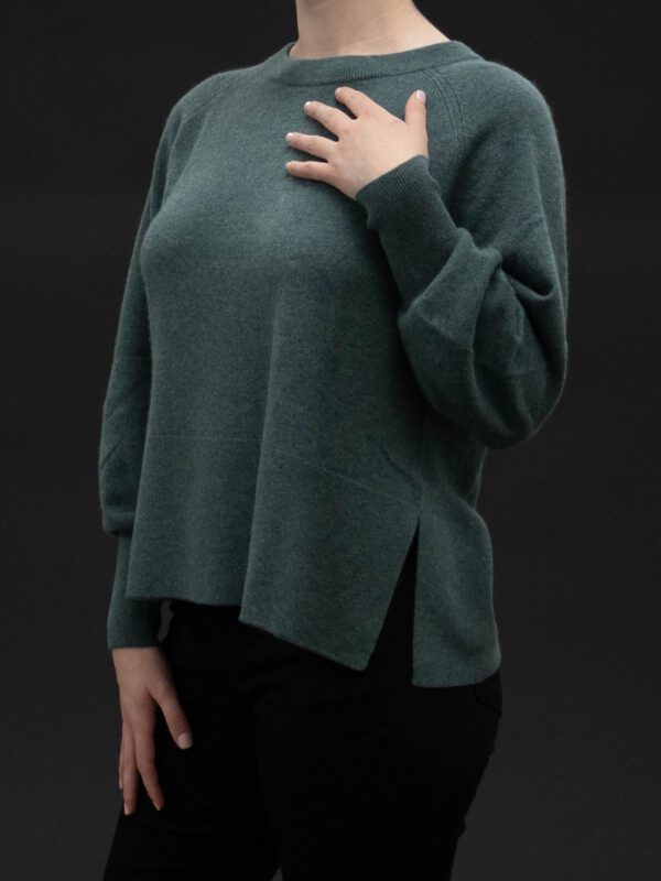 REPEAT CASHMERE RAGLAN SWEATER WITH HIGH RIBED HEM AND SIDE SLIT IN KELP - Image 2