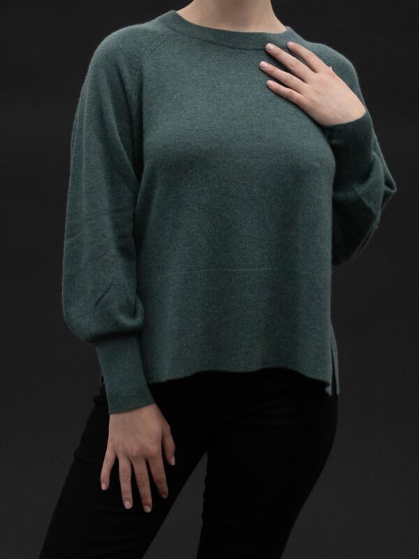 REPEAT CASHMERE RAGLAN SWEATER WITH HIGH RIBED HEM AND SIDE SLIT IN KELP