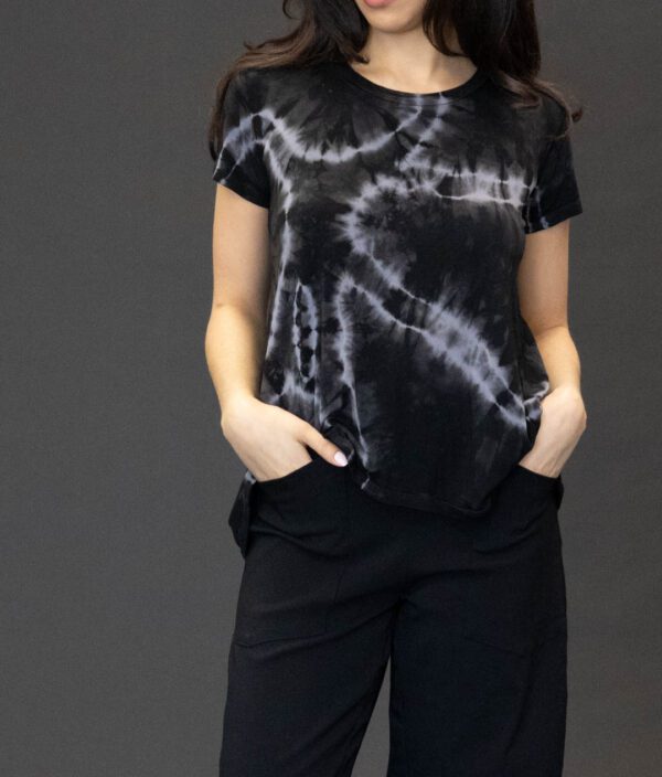 SHORT SLEEVE SCOOP NECK TEE IN GREY BLACK HALF GEODE - Image 3