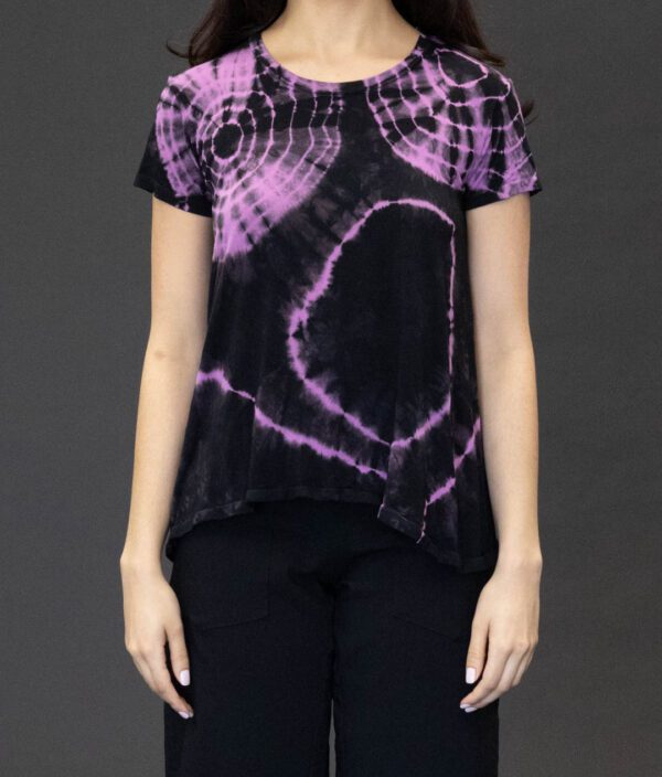 SHORT SLEEVE SCOOP NECK TEE IN PINK BLK GEODE