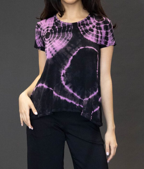 SHORT SLEEVE SCOOP NECK TEE IN PINK BLK GEODE - Image 2