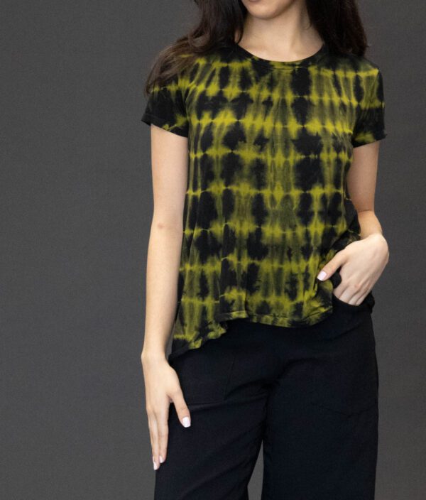 SHORT SLEEVE SCOOP NECK TEE IN PERIDOT BLACK GRID - Image 3