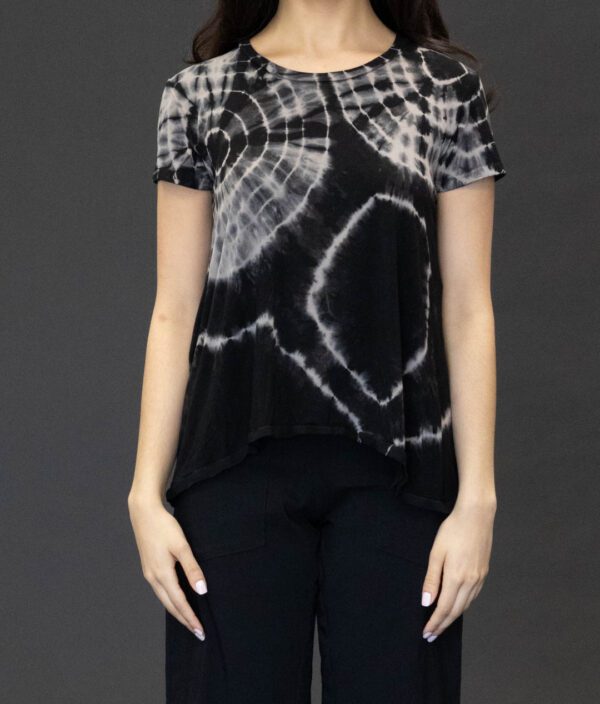 SHORT SLEEVE SCOOP NECK TEE IN TAUPE BLACK GEODE