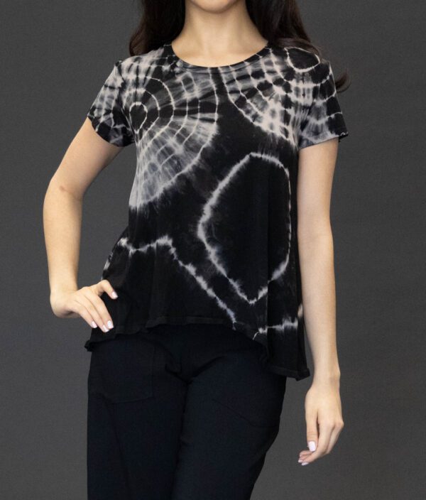 SHORT SLEEVE SCOOP NECK TEE IN TAUPE BLACK GEODE - Image 2