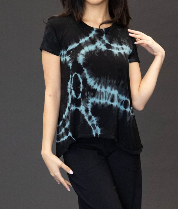 SHORT SLEEVE SCOOP NECK TEE IN TURQUOISE BLACK CIRCLES - Image 3