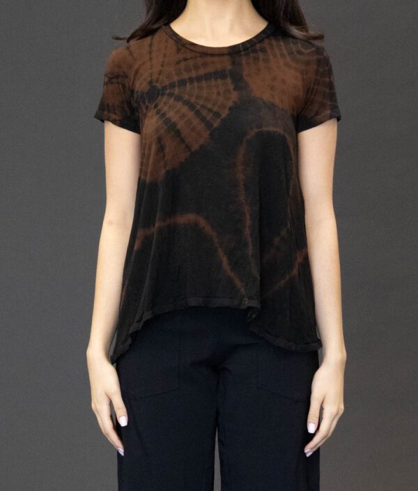 SHORT SLEEVE SCOOP NECK TEE IN BROWN HALF GEODE