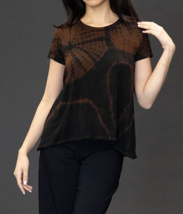 SHORT SLEEVE SCOOP NECK TEE IN BROWN HALF GEODE - Image 2