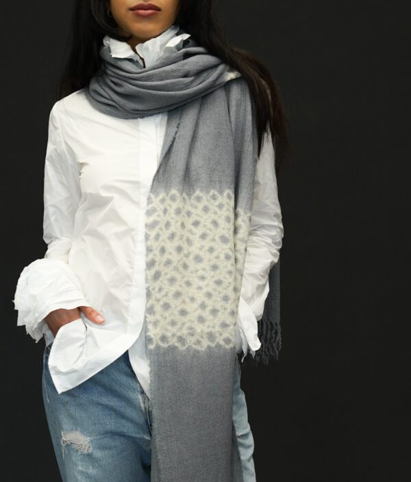 SUZUSAN WOOL AND CASHMERE SILVER GREY IVORY MERINO WOOL CASHMERE SHAWL - Image 2