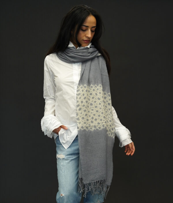 SUZUSAN WOOL AND CASHMERE SILVER GREY IVORY MERINO WOOL CASHMERE SHAWL - Image 3