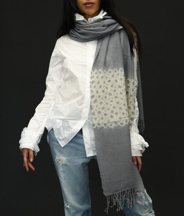 SUZUSAN WOOL AND CASHMERE SILVER GREY IVORY MERINO WOOL CASHMERE SHAWL - Image 4