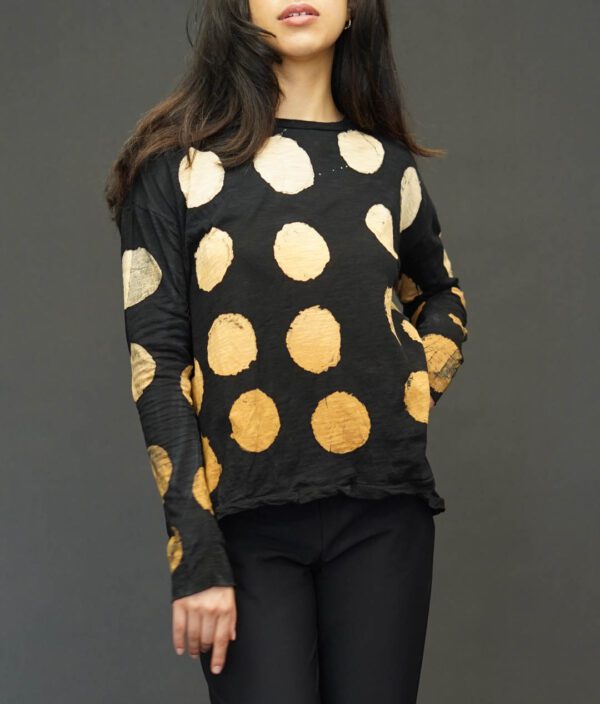 GILDA MIDANI ROUND NECK TRAP TEE IN POIS BLACK + DEGRADE CARAMEL - Image 4