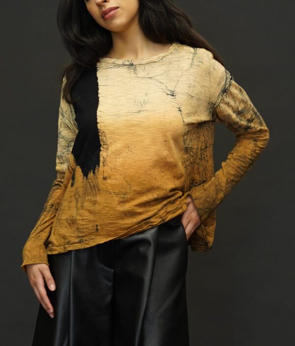 GILDA MIDANI ROUND NECK TRAP TEE IN BRUSH BLACK + CARAMEL - Image 3