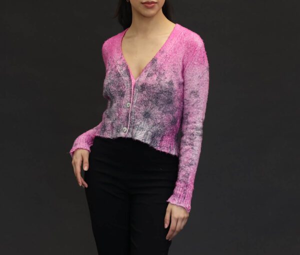 AVANT TOI DAISY PRINT BRUSHED COTTON V NECK CROP CARDIGAN IN ROSA FLUO - Image 2